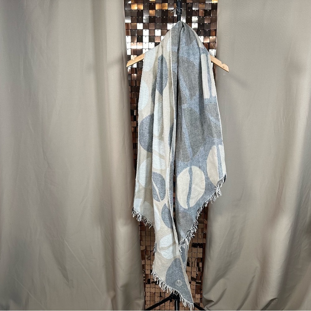 FRAAS Feels Cashmink Grey & Tan Print Scarf w Raw Hem Fringe